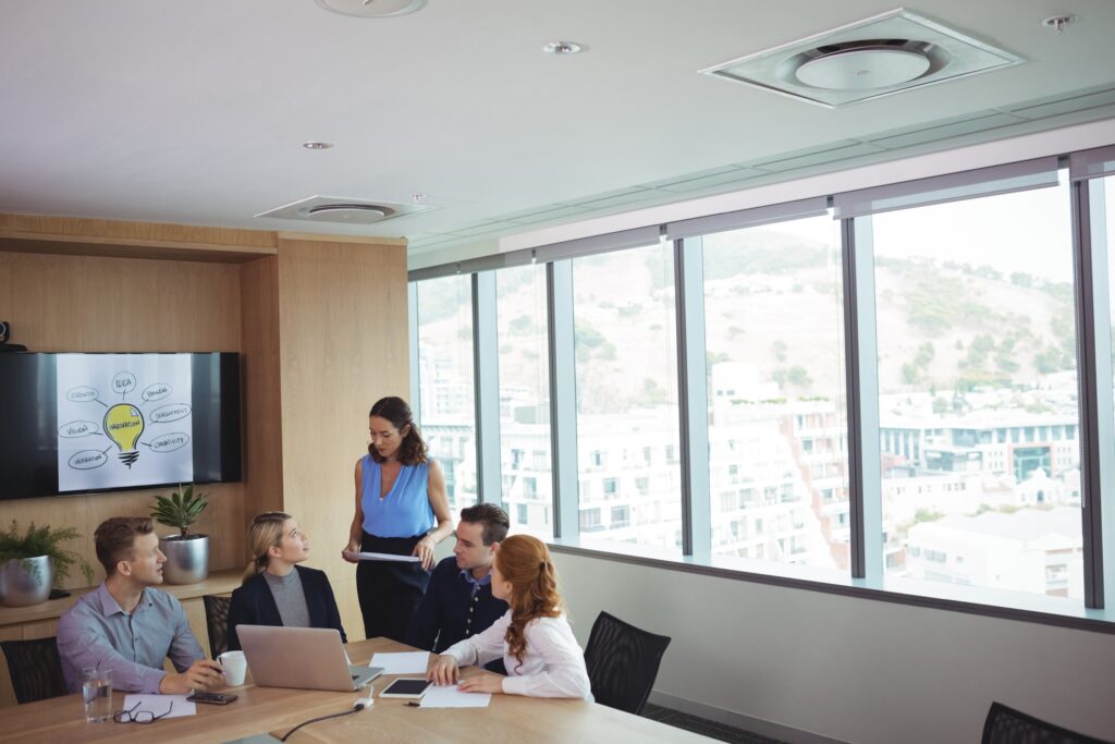 firmowe spotkanie w sali konferencyjnej