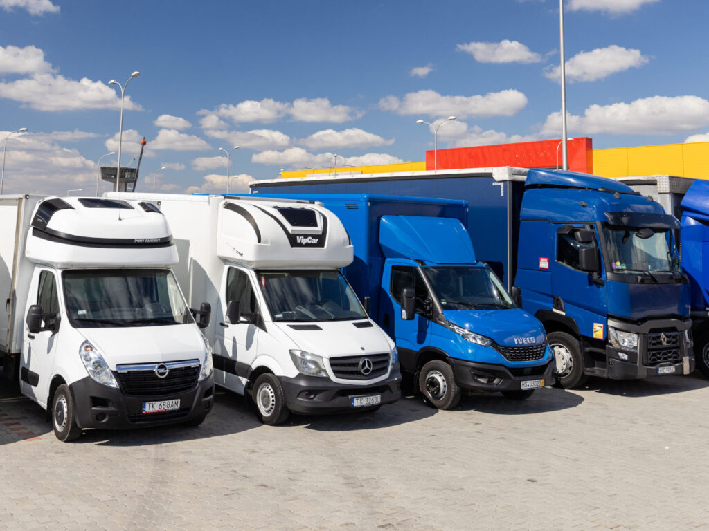 Samochody ciężarowe wykorzystywane do transportu towarów i mienia